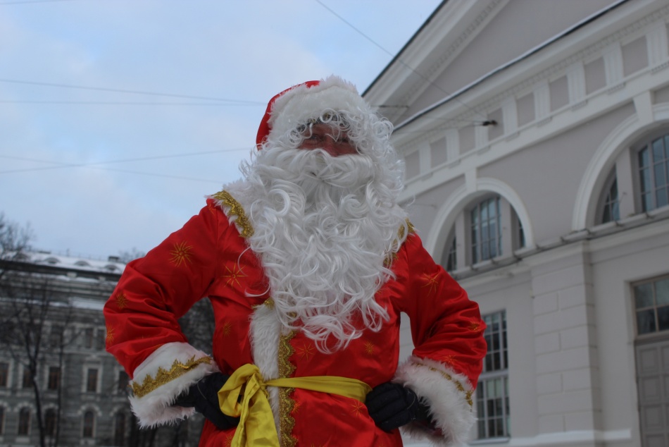 Петербуржец в образе Деда Мороза спустился с крыши ради сестры